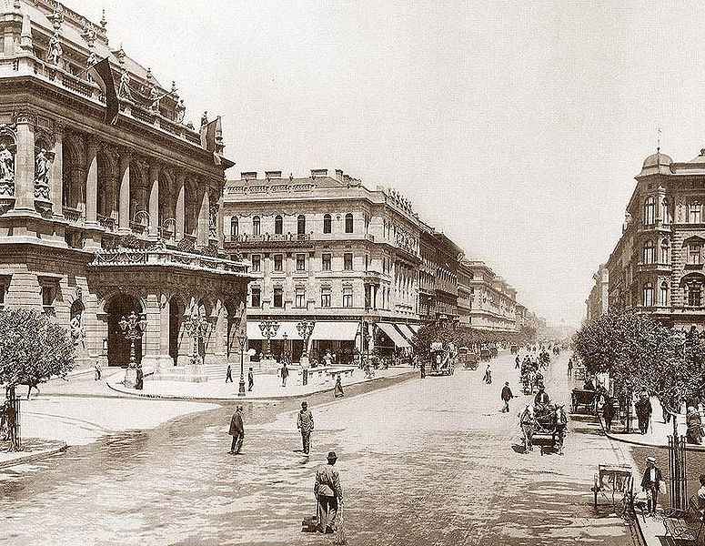 1896-os kép az Andrássy útról (Sugárútról) az Opera elől